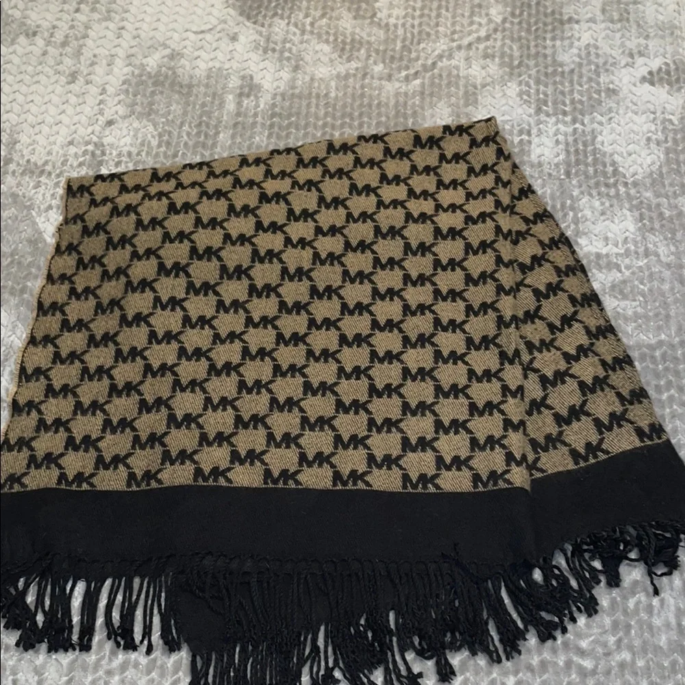 Michael Kors Shawl/Wrap Signature Color.